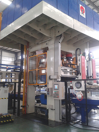 熱沖(chong)壓液壓機：山(shan)東大王金泰(tai)800T